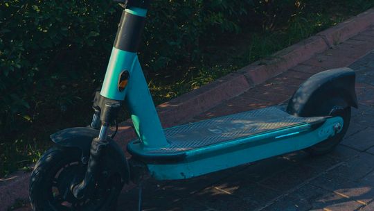 14-latek na hulajnodze uderzył w znak. Chłopiec trafił do szpitala