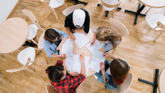 5 błędów przy zakupie stołów rozkładanych i jak ich uniknąć?