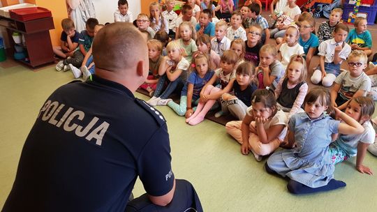 Aby wakacje były bezpieczne - policjanci spotykają się z najmłodszymi