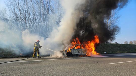 Audi stanęło w ogniu na „berlince”, Renault wypadło z drogi. Dwa groźne zdarzenia