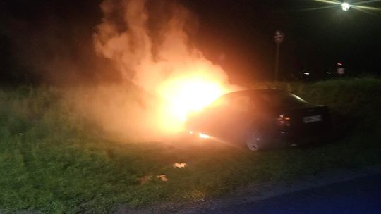 Audi stanęło w płomieniach. Nocna akcja strażaków