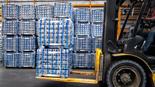 Bateria trakcyjna do elektrycznych wózków widłowych: Kwasowa czy litowa ? co wybrać?