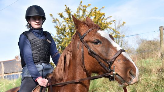 Bezpieczeństwo w siodle: Jak wybrać idealną kamizelkę ochronną do jazdy konnej?