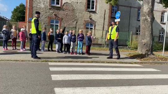 Bezpieczna droga do szkoły z dzielnicowym i profilaktykiem