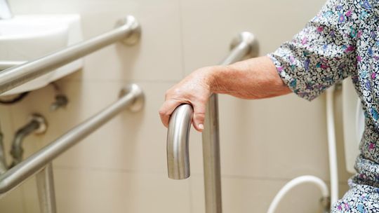Bezpieczna łazienka dla seniora i osoby z niepełnosprawnością ? jakie uchwyty są naprawdę niezbędne?