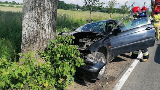 BMW uderzyło w drzewo. Dwie osoby ranne