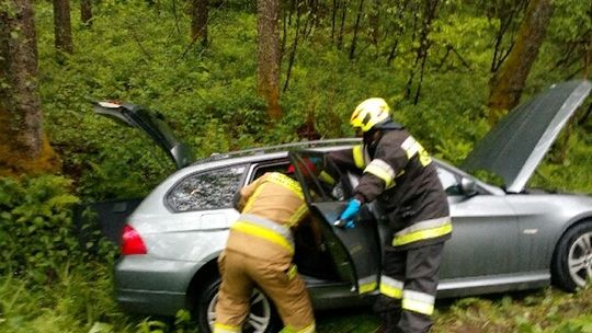 BMW wpadło do rowu [AKTUALIZACJA]