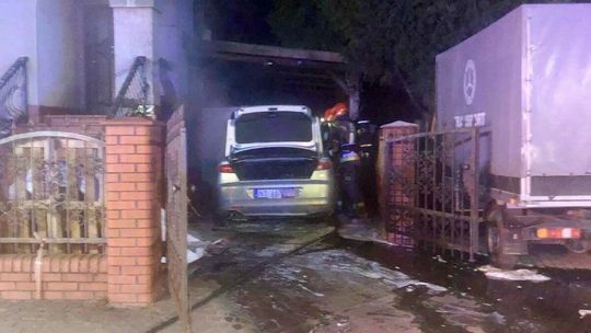 Braniewo: auto stanęło w ogniu. Pożar tuż przy budynku mieszkalnym