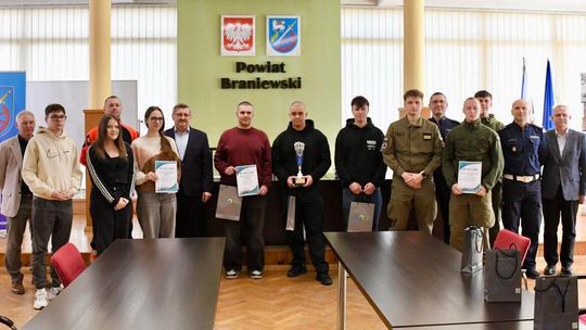 Braniewo: młodzież udowodniła, że zna się na motoryzacji i pierwszej pomocy