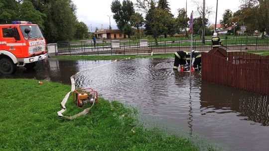 Ciągle pada. I zalewa domostwa