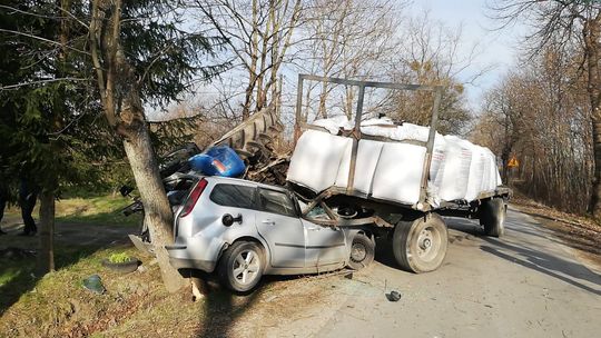 Ciągnik zderzył się z osobówką [ZDJĘCIA]