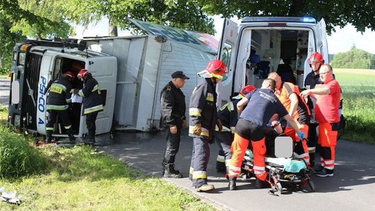 Ciężarówka na boku. Blokowała drogę