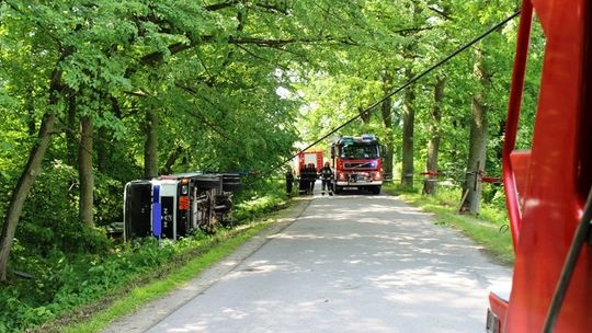 Cysterna wjechała do rowu. Uderzyła zbiornikiem o drzewo