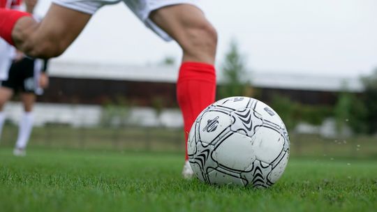 Czerwona czy żółta kartka? Jak rozpoznać rodzaje przewinień na boisku