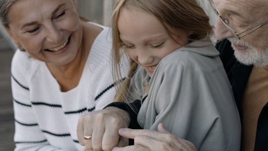 Czy dziadkowie mają prawo do kontaktów z wnukami? I co robić, jeśli ten kontakt jest utrudniony?