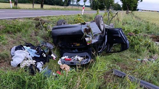 Dachowanie BMW w Białczynie. Jedna osoba trafiła do szpitala