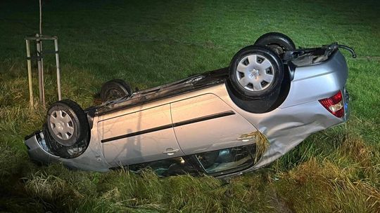 Dachowanie Toyoty w Plutach. Kierowca wyszedł bez szwanku