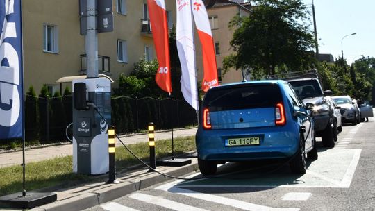 Dla „elektryków” i hulajnóg. Ładowarka na słupie