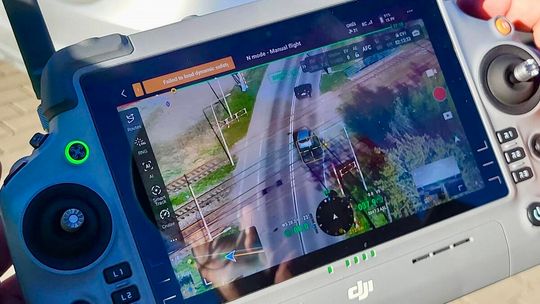 Dron nad przejazdami. „Bezpieczny przejazd kolejowy” w Braniewie