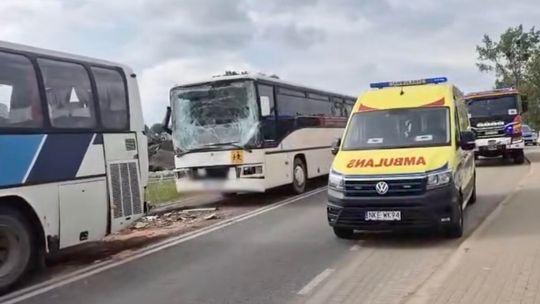 Dwa autokary z dziećmi zderzyły się pod Kętrzynem. Lądował śmigłowiec LPR
