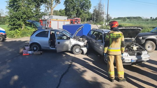 Dwa samochody zderzyły się. Trzeci też uszkodzony