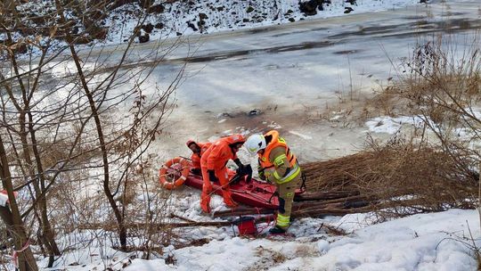 Dwóch mężczyzn wpadło do lodowatej rzeki. Jeden płynął z nurtem ponad 100 metrów
