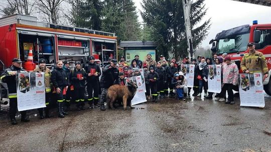 Dzieci i młodzież poszli ze strażakami do lasu