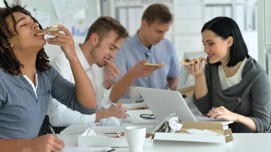 Firmowe spotkanie bez ciężkiego jedzenia — jak ułożyć menu?