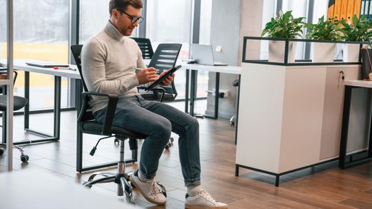 Fotele biurowe - odkryj sposoby na ergonomiczne i wygodne siedzenie!
