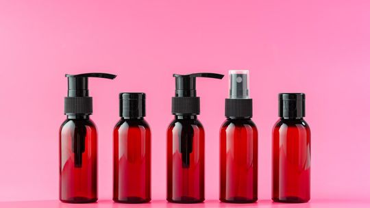 Funkcjonalne zamknięcia i pompki w buteleczkach kosmetycznych - detale, które robią różnicę