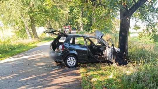 Groźne zdarzenie pod Słobitami. Volkswagen zapalił się po uderzeniu w drzewo