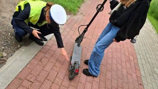 Groźny wypadek na Green Velo w Surminach. Hulajnogą wjechali pod samochód