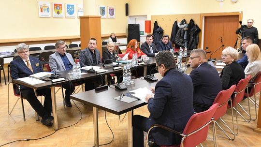 Grupa radnych kontra potrzeby służb powiatowych. Jak zagłosuje Adam Gacki?