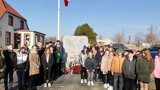 Hymnem i złożeniem kwiatów uczcili odzyskanie niepodległości