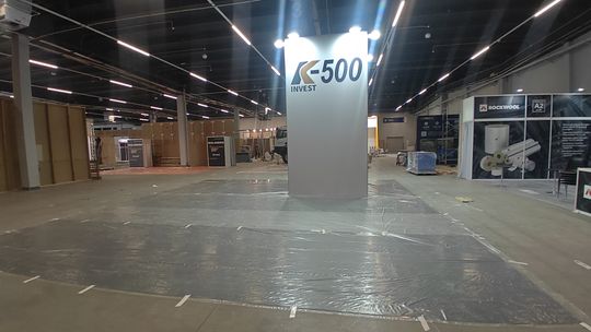 Jak aktywnie zapraszać odwiedzających na stoisko bez nachalności?