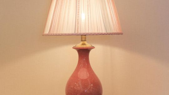 Jak dobrać lampę stołową do stylu wnętrza?