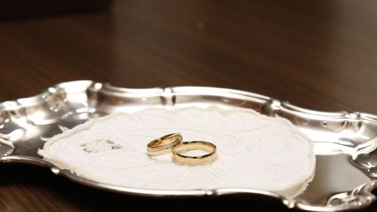 Jak dobrać obrączki ślubne, aby były wygodne i trwałe przez lata?
