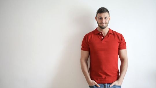 Jak nosić męskie koszulki polo?