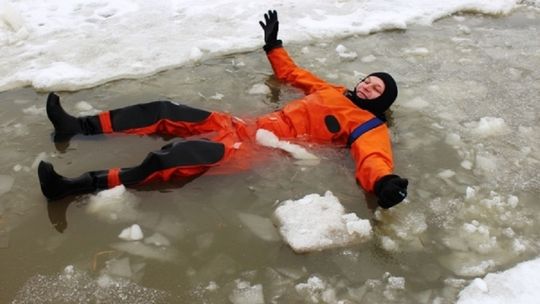 Jak ratować tonącego, gdy załamie się lód