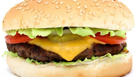 Jak samodzielnie przyrządzić mięso do burgera?