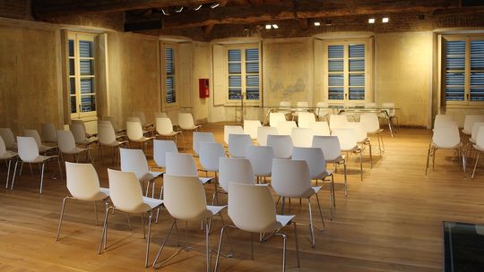 Jak wybrać idealną salę konferencyjną na Mazurach — poradnik