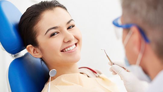 Jak wygląda piaskowanie zębów u dentysty? Wskazania i przebieg