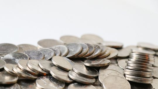 Jak wyliczyć bezpieczny poziom zadłużenia na podstawie miesięcznych dochodów i wydatków