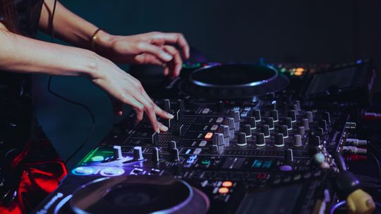 Jak zacząć naukę DJ-ingu i przygotować się do pierwszego samodzielnego seta?