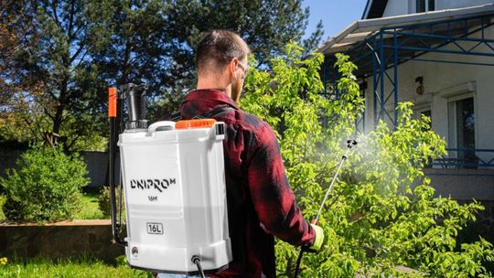 Jakie błędy popełnia się podczas pracy z opryskiwaczem?