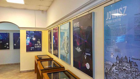 „Jasne jak Słońce”. Nieziemska wystawa w bibliotece w Braniewie