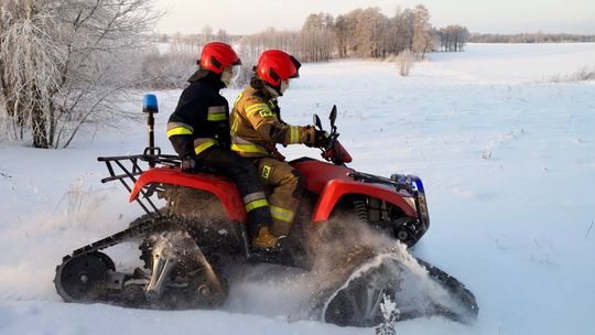 Karetka utknęła w zaspie. 81-latce pomogli strażacy i medycy