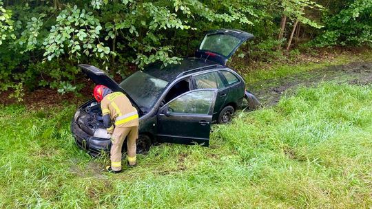 Kierowca stracił panowanie nad Skodą. Samochód zakończył jazdę w rowie