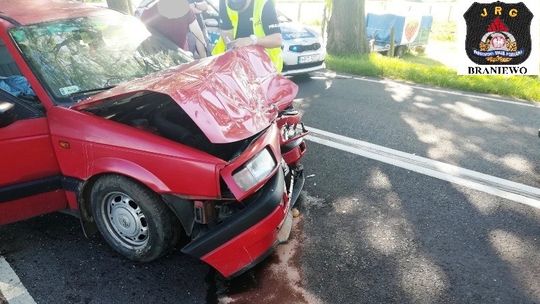 Kolizja na krajówce. Passat uderzył w Golfa