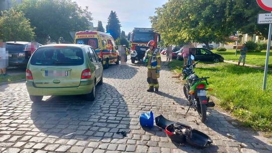 Kolizja na skrzyżowaniu w Braniewie. Kierujący motorowerem w szpitalu